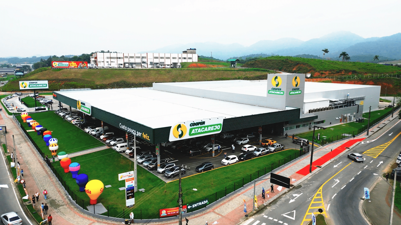 Rede Cooper e Helyo: produtividade, padronização e agilidade na comunicação do varejo